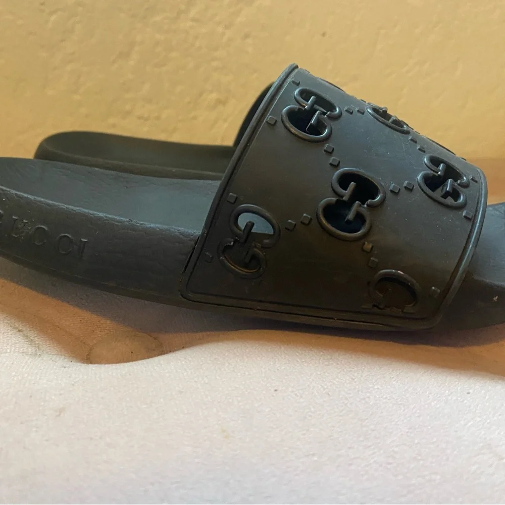 Gucci women’s pursuit GG Slide Sandals - Picture 4 of 7
